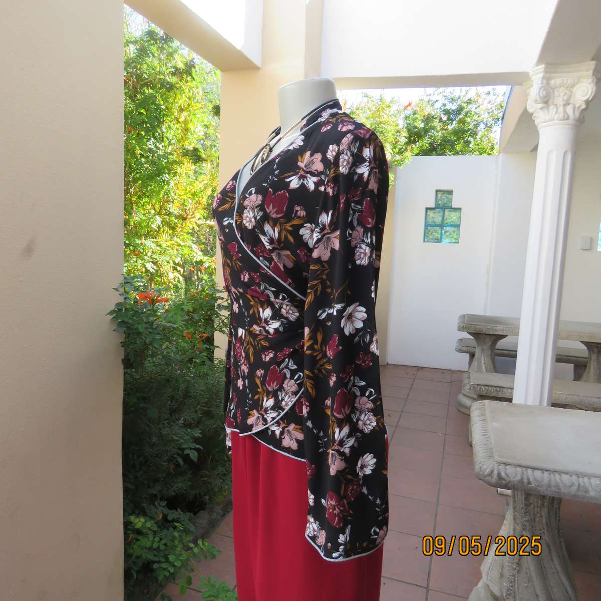 REAL WOMAN black viscose peplum style fold over maroon-pink floral top size 36.