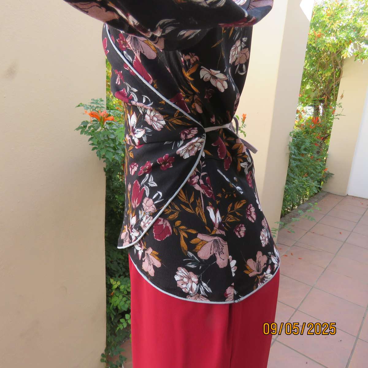 REAL WOMAN black viscose peplum style fold over maroon-pink floral top size 36.