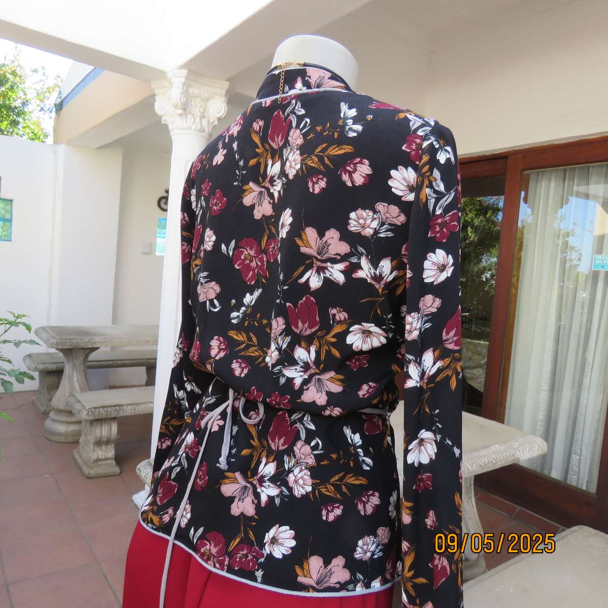 REAL WOMAN black viscose peplum style fold over maroon-pink floral top size 36.