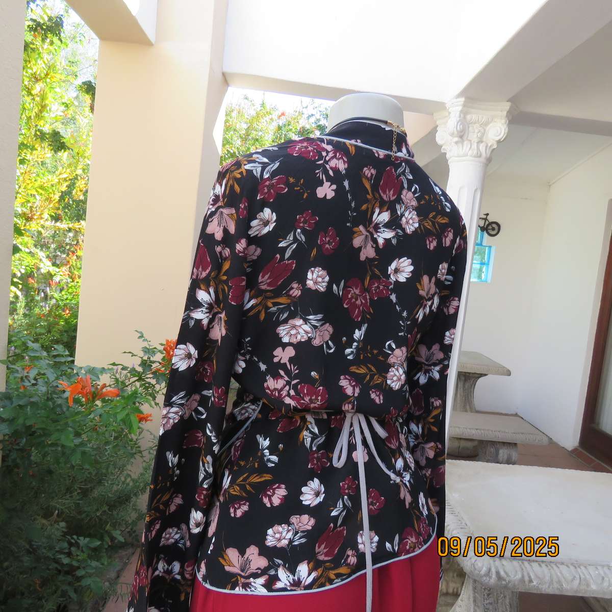 REAL WOMAN black viscose peplum style fold over maroon-pink floral top size 36.