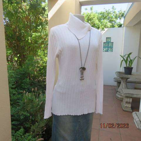 White ribbed long sleeve cotton-acrylic knit pullover cardigan. Wide high collar open sided. Size 38