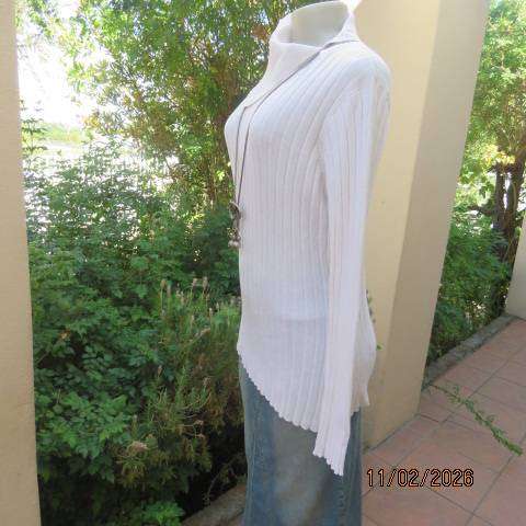 White ribbed long sleeve cotton-acrylic knit pullover cardigan. Wide high collar open sided. Size 38