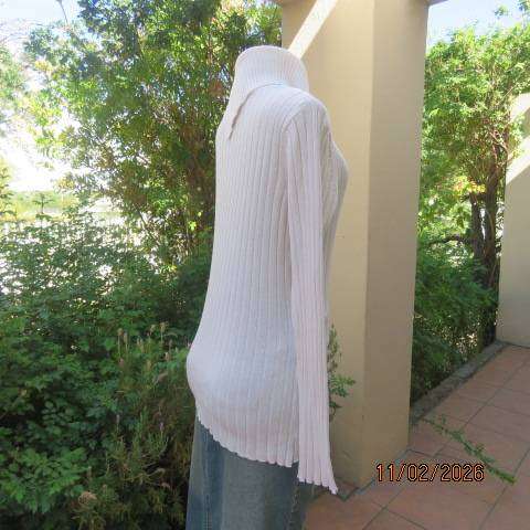 White ribbed long sleeve cotton-acrylic knit pullover cardigan. Wide high collar open sided. Size 38