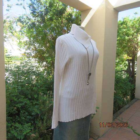 White ribbed long sleeve cotton-acrylic knit pullover cardigan. Wide high collar open sided. Size 38