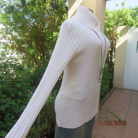 White ribbed long sleeve cotton-acrylic knit pullover cardigan. Wide high collar open sided. Size 38