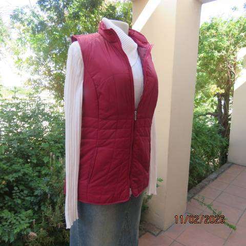LAURA T maroon sleeveless puffed zip-up jacket with high neckline. front slit pockets. Size 36