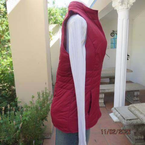 LAURA T maroon sleeveless puffed zip-up jacket with high neckline. front slit pockets. Size 36
