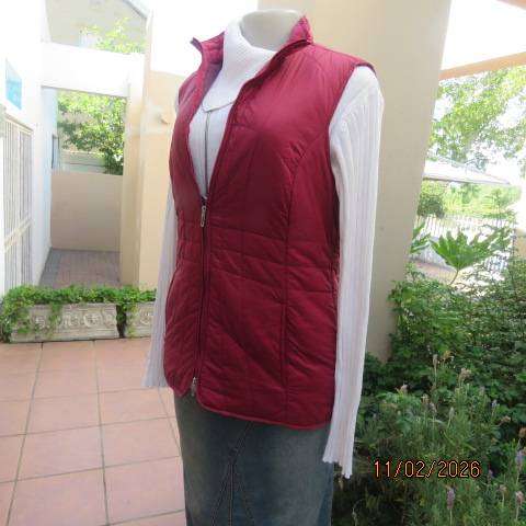 LAURA T maroon sleeveless puffed zip-up jacket with high neckline. front slit pockets. Size 36