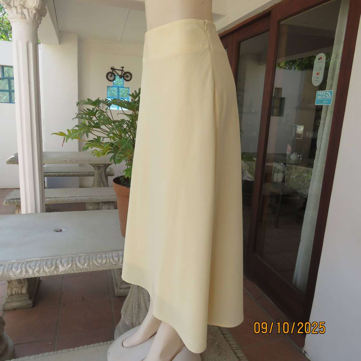 OASIS butter yellow A-line fully lined polyester stretch skirt in size 36-38