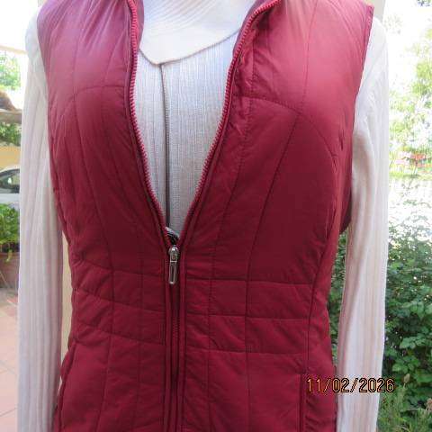 LAURA T maroon sleeveless puffed zip-up jacket with high neckline. front slit pockets. Size 36
