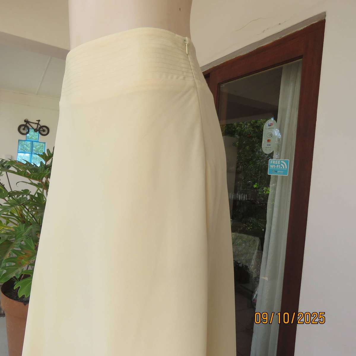 OASIS butter yellow A-line fully lined polyester stretch skirt in size 36-38