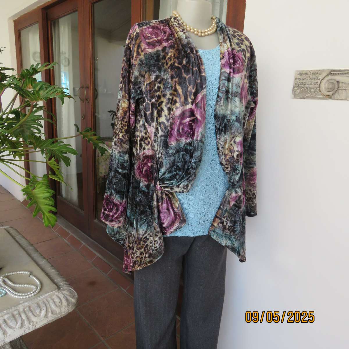 FASHION EXPRESS polyester-rayon stretch velvet open jacket. Long sleeves. Size 36.