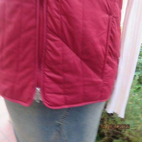 LAURA T maroon sleeveless puffed zip-up jacket with high neckline. front slit pockets. Size 36