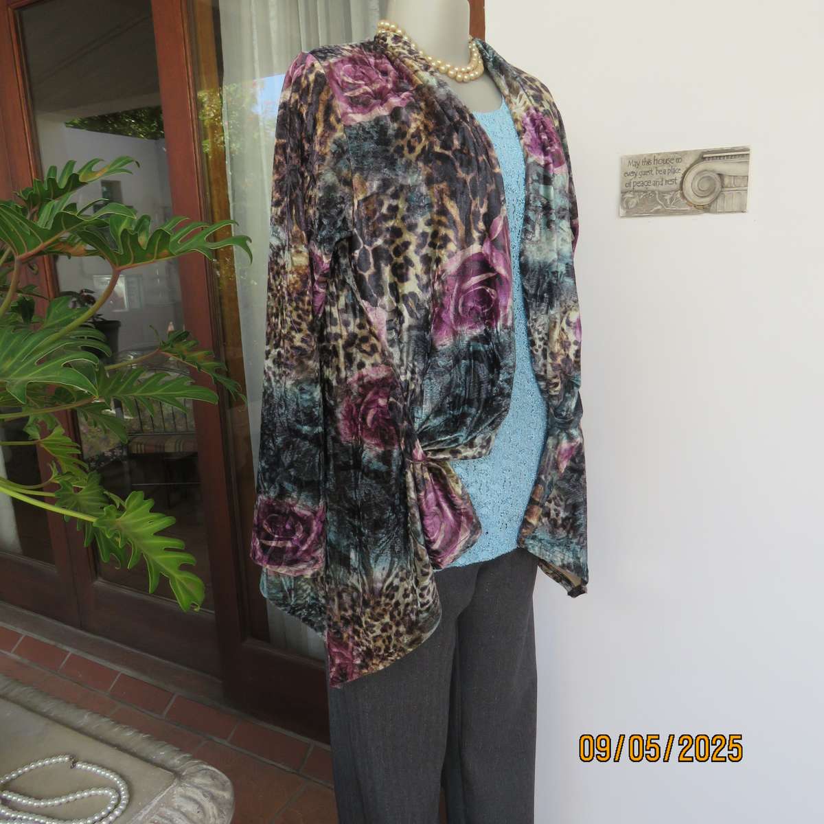 FASHION EXPRESS polyester-rayon stretch velvet open jacket. Long sleeves. Size 36.