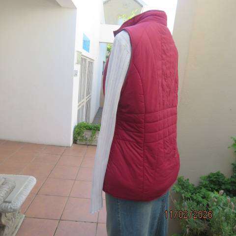 LAURA T maroon sleeveless puffed zip-up jacket with high neckline. front slit pockets. Size 36