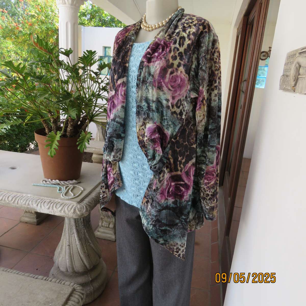 FASHION EXPRESS polyester-rayon stretch velvet open jacket. Long sleeves. Size 36.