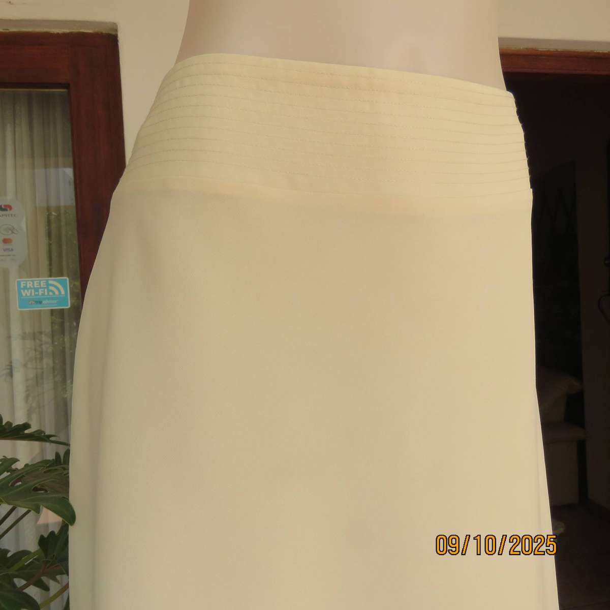 OASIS butter yellow A-line fully lined polyester stretch skirt in size 36-38