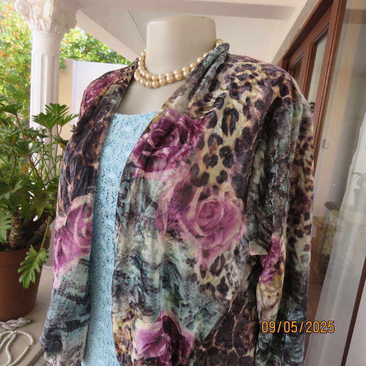 FASHION EXPRESS polyester-rayon stretch velvet open jacket. Long sleeves. Size 36.