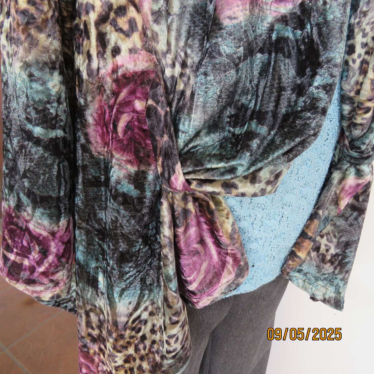 FASHION EXPRESS polyester-rayon stretch velvet open jacket. Long sleeves. Size 36.