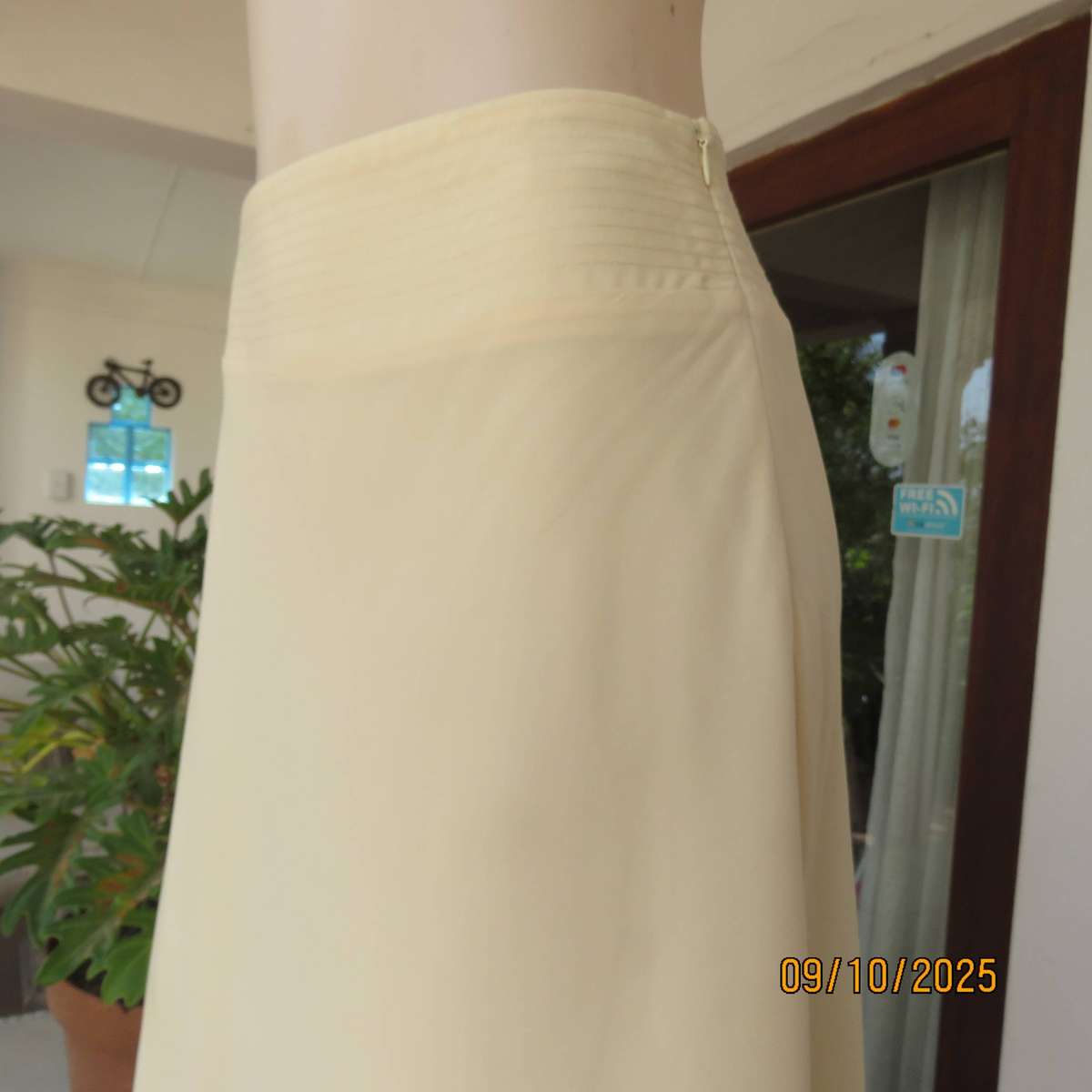 OASIS butter yellow A-line fully lined polyester stretch skirt in size 36-38