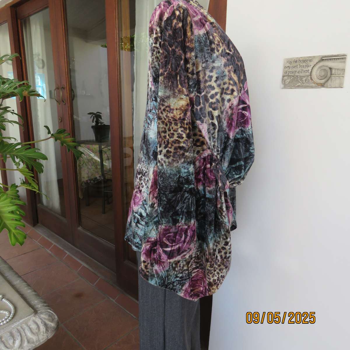 FASHION EXPRESS polyester-rayon stretch velvet open jacket. Long sleeves. Size 36.