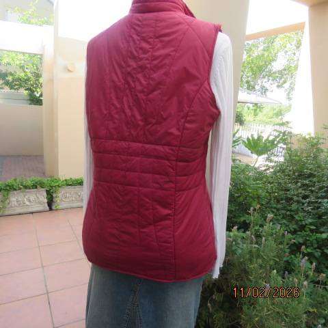 LAURA T maroon sleeveless puffed zip-up jacket with high neckline. front slit pockets. Size 36