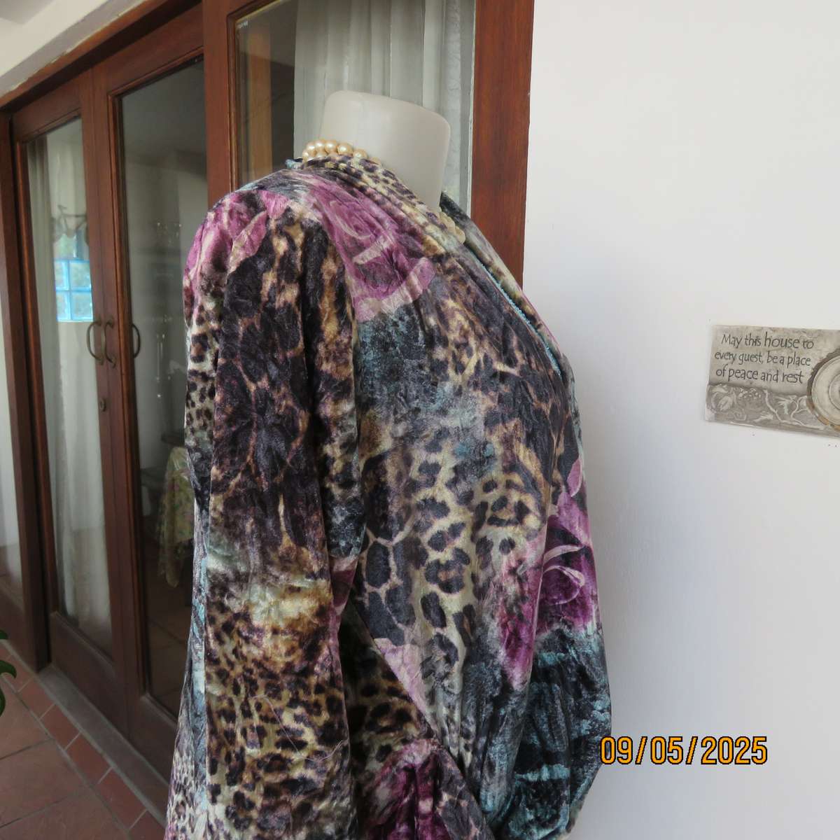 FASHION EXPRESS polyester-rayon stretch velvet open jacket. Long sleeves. Size 36.