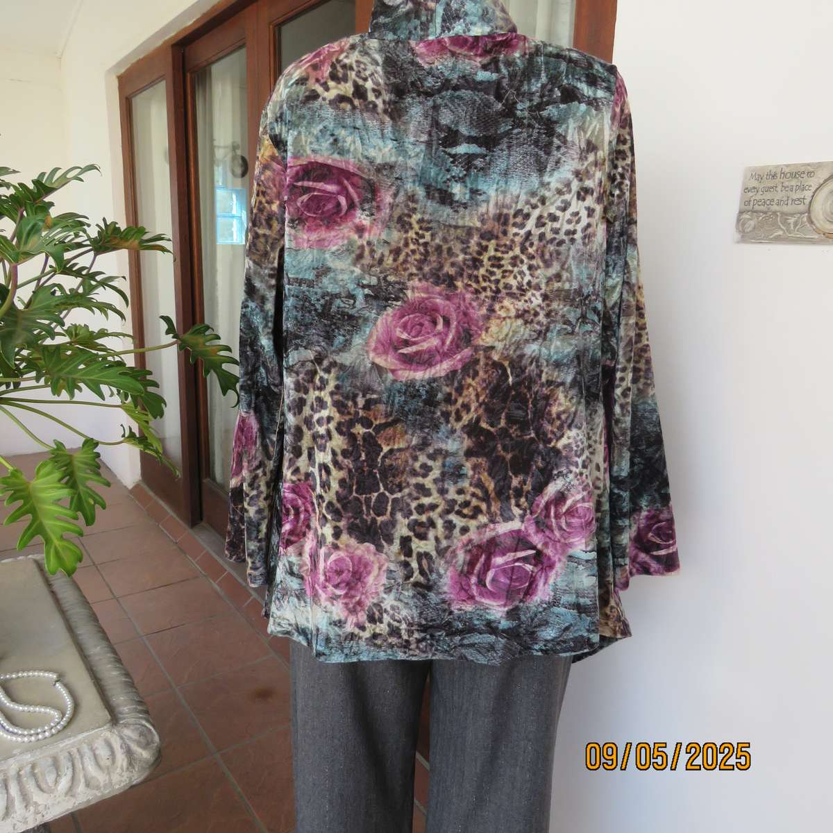 FASHION EXPRESS polyester-rayon stretch velvet open jacket. Long sleeves. Size 36.