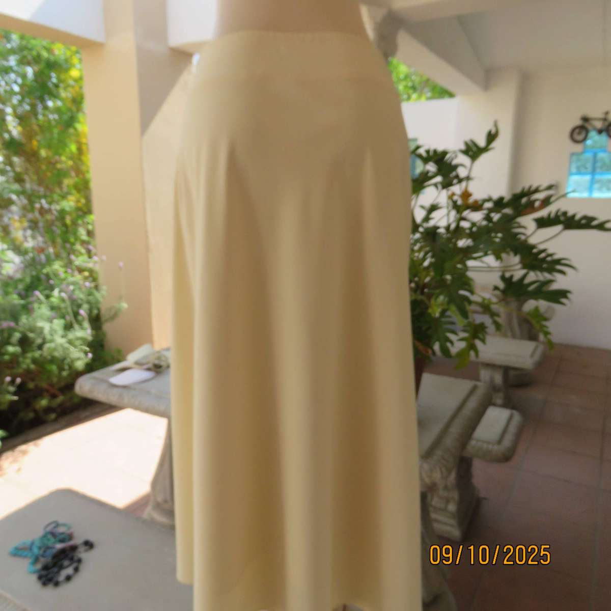 OASIS butter yellow A-line fully lined polyester stretch skirt in size 36-38
