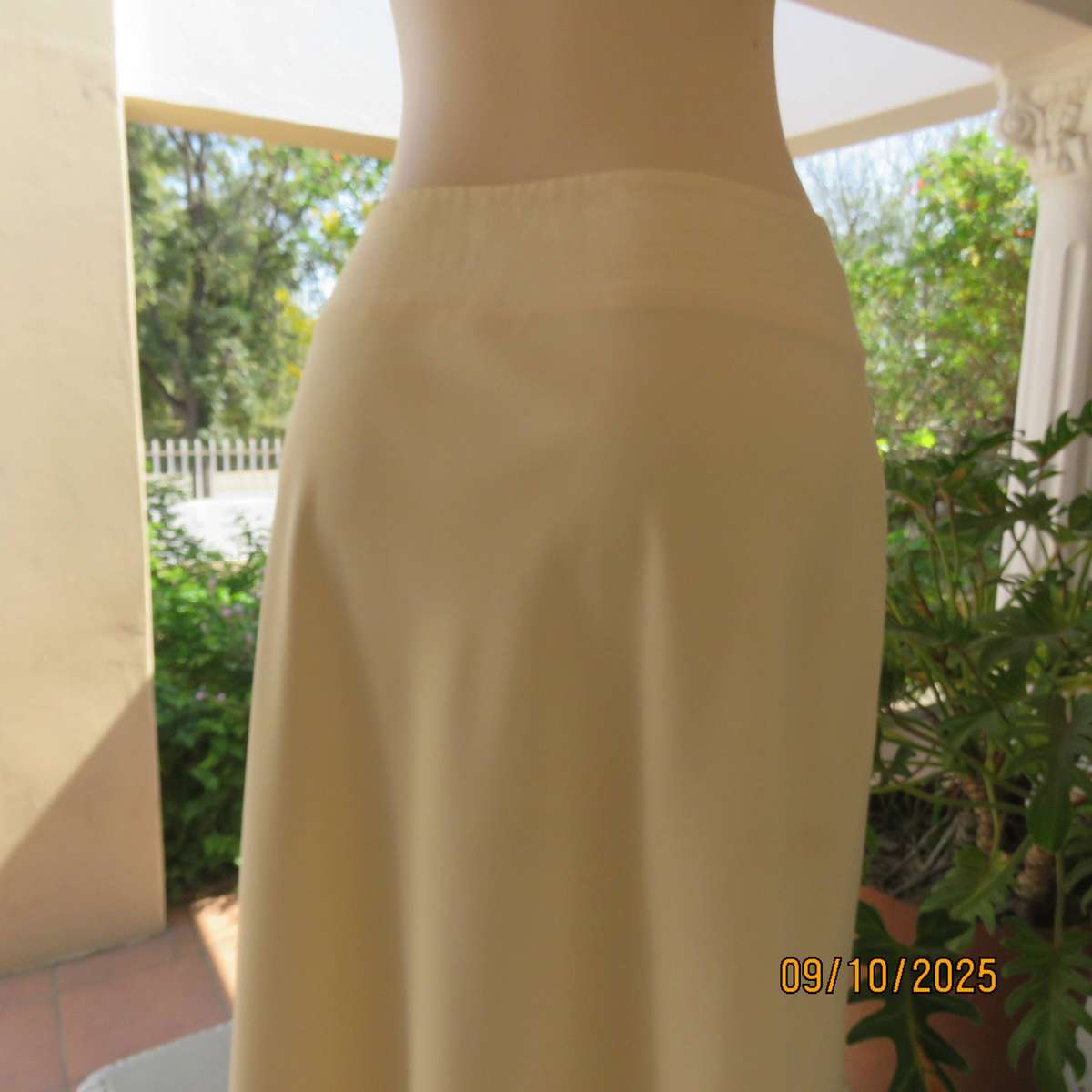 OASIS butter yellow A-line fully lined polyester stretch skirt in size 36-38