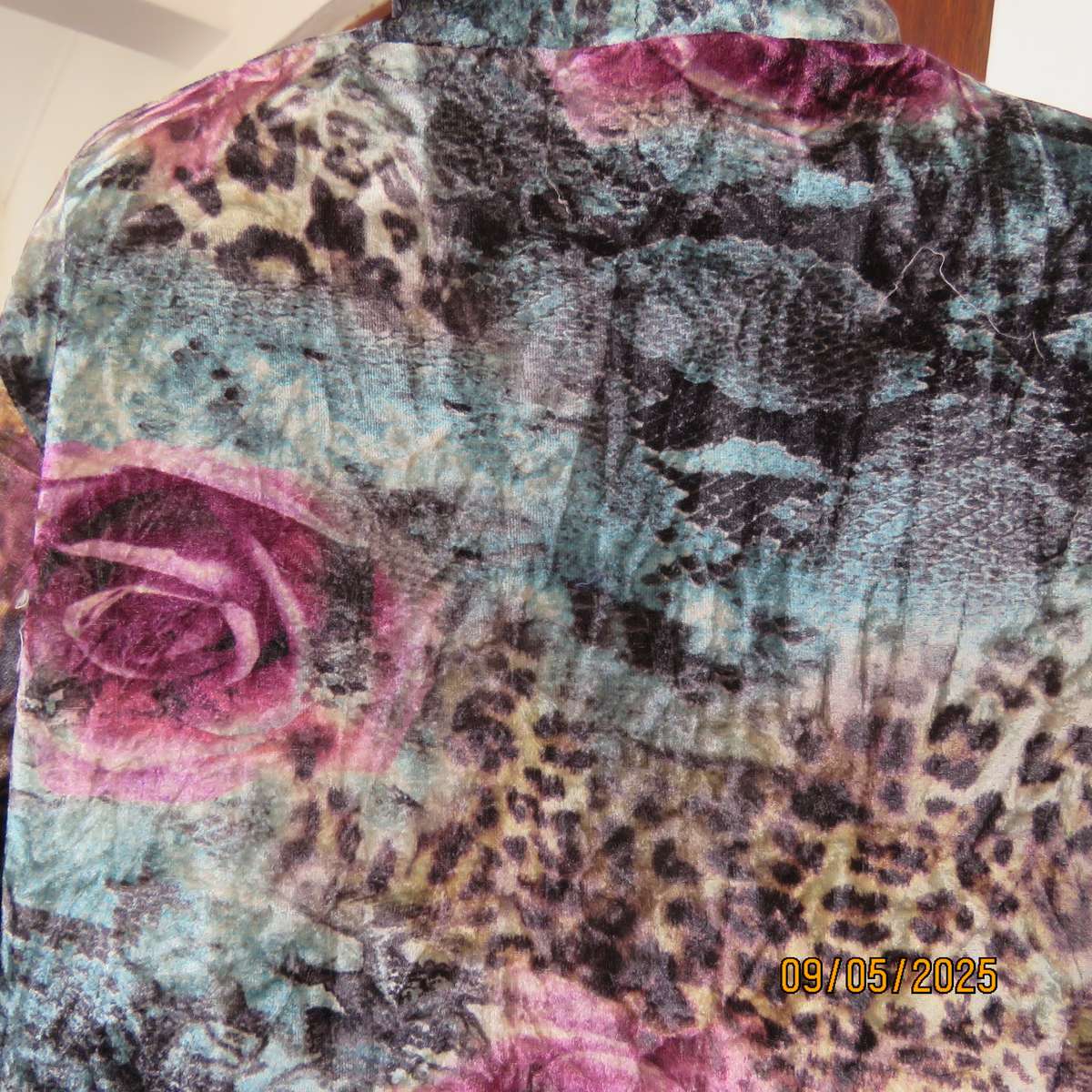 FASHION EXPRESS polyester-rayon stretch velvet open jacket. Long sleeves. Size 36.