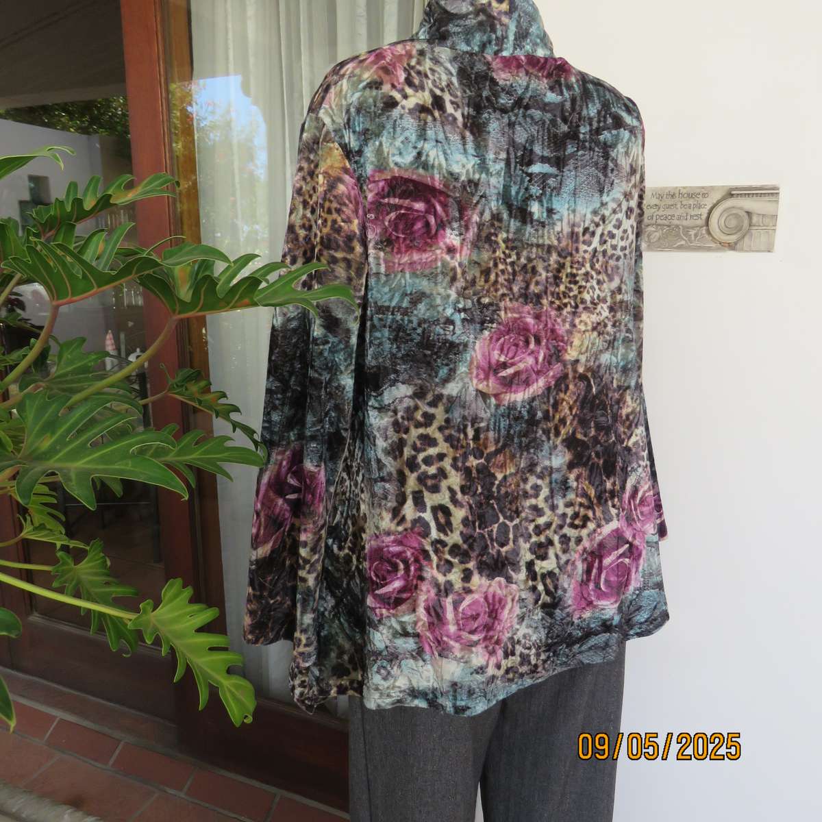 FASHION EXPRESS polyester-rayon stretch velvet open jacket. Long sleeves. Size 36.