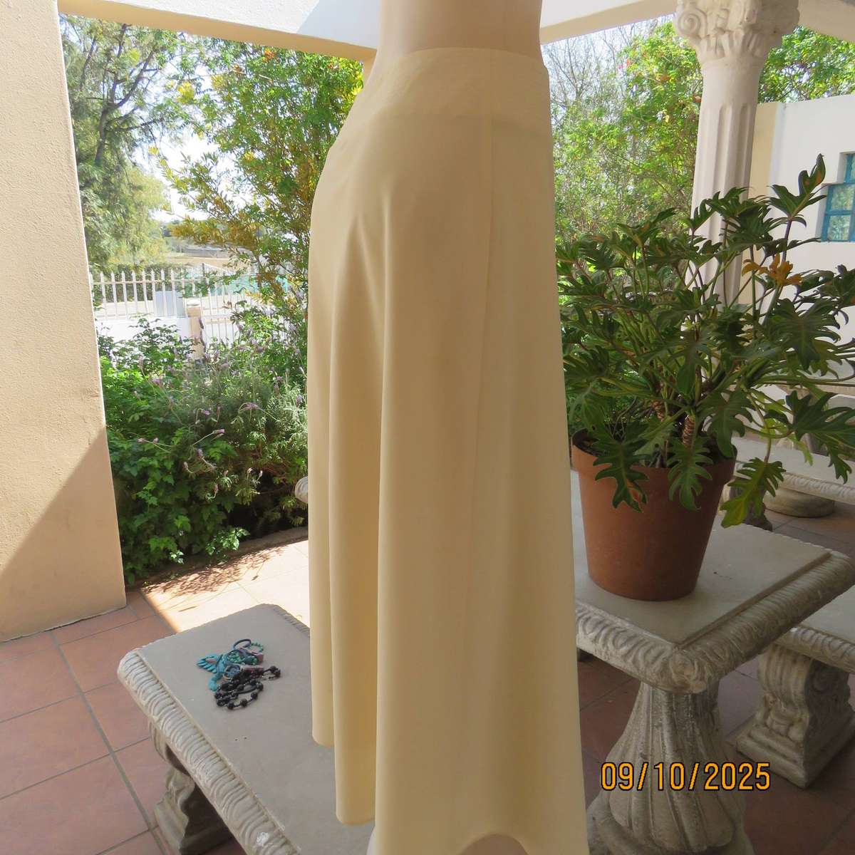 OASIS butter yellow A-line fully lined polyester stretch skirt in size 36-38