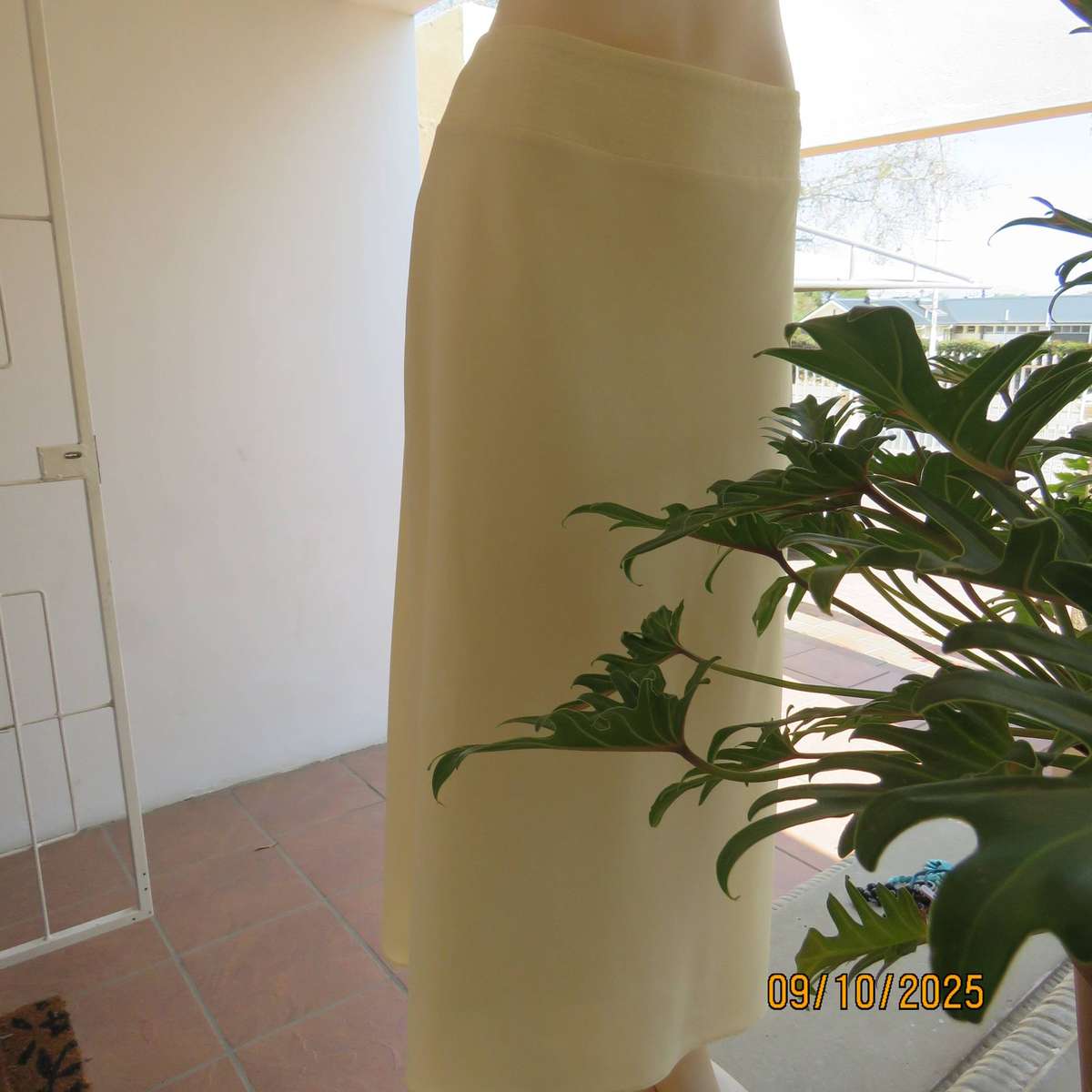 OASIS butter yellow A-line fully lined polyester stretch skirt in size 36-38