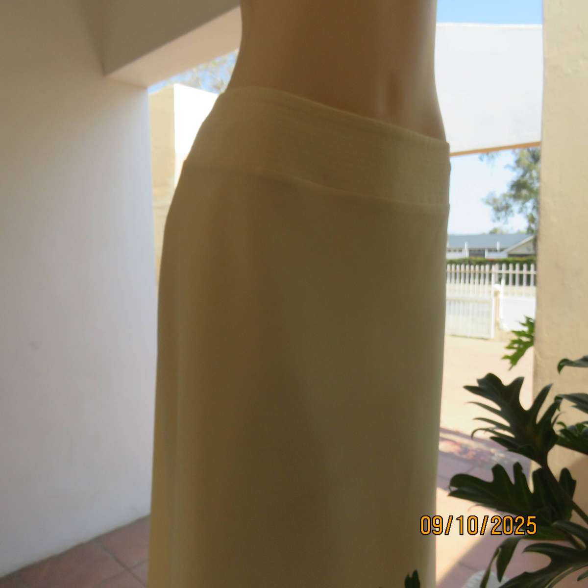 OASIS butter yellow A-line fully lined polyester stretch skirt in size 36-38