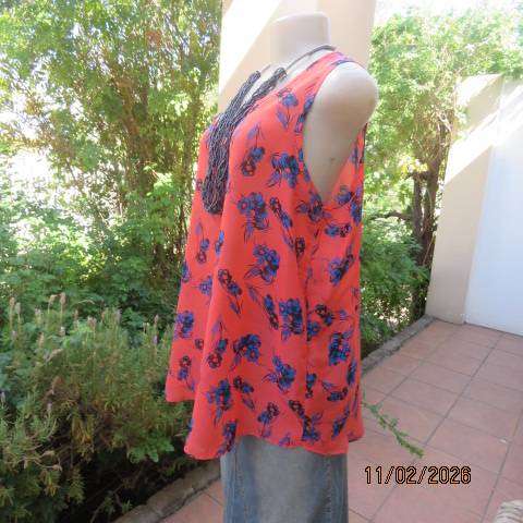 Cool crimson sleeveless slip over top with blue-black floral print in polyester. Size 40-42