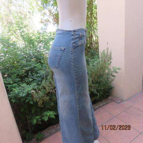 Ankle length blue denim jean skirt in cotton stretch size 32. Unique panels. Back pockets.
