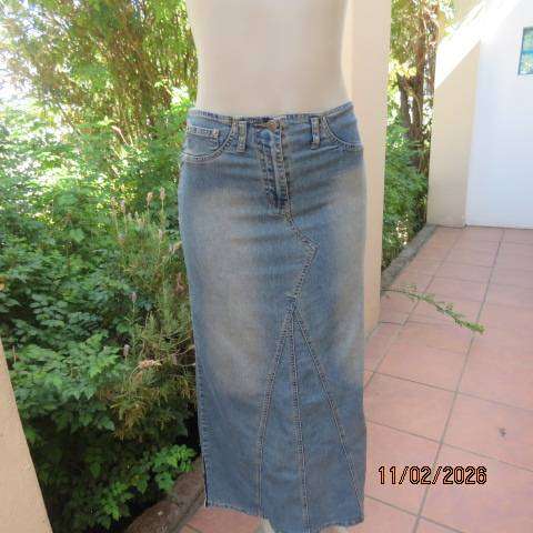 Ankle length blue denim jean skirt in cotton stretch size 32. Unique panels. Back pockets.
