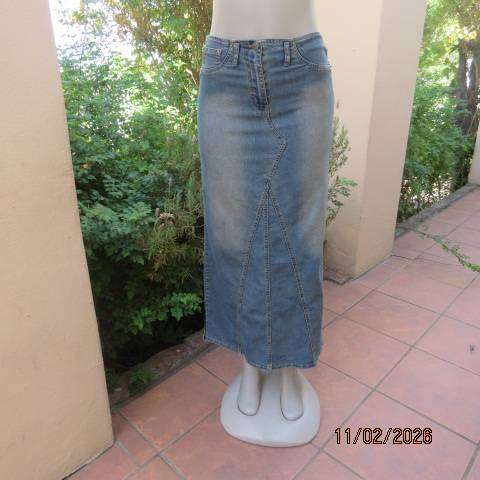 Ankle length blue denim jean skirt in cotton stretch size 32. Unique panels. Back pockets.