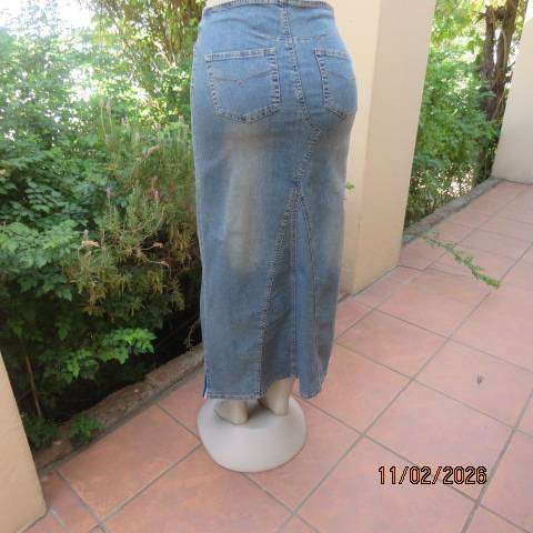 Ankle length blue denim jean skirt in cotton stretch size 32. Unique panels. Back pockets.