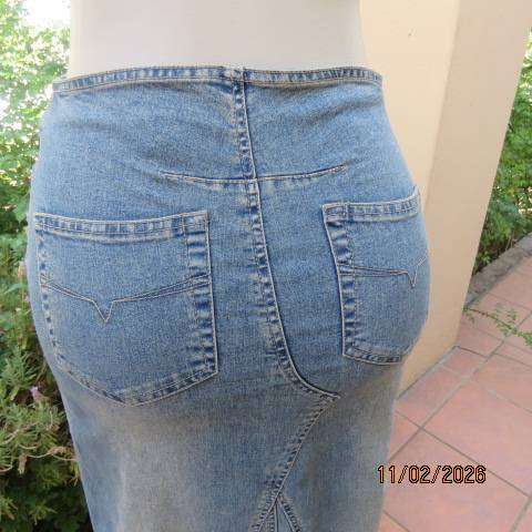 Ankle length blue denim jean skirt in cotton stretch size 32. Unique panels. Back pockets.