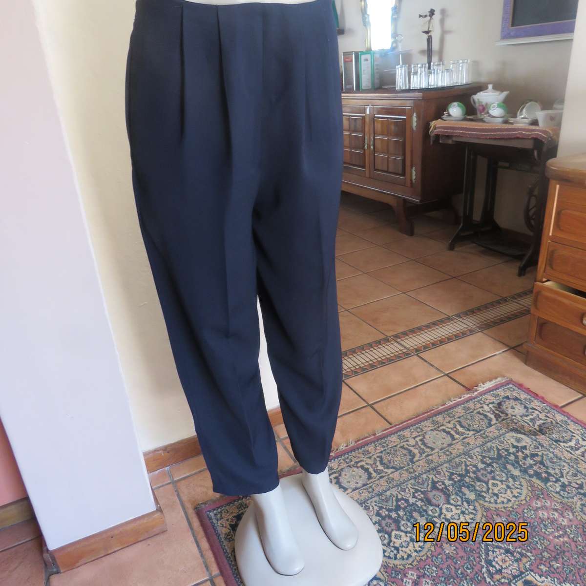 LADY QUEEN navy polyester ankle pants. Pleated bandless front. Size 36.