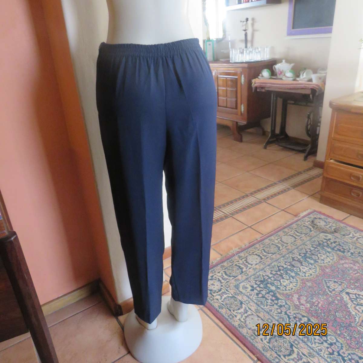 LADY QUEEN navy polyester ankle pants. Pleated bandless front. Size 36.