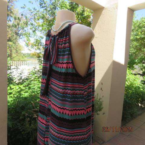 Maxi horizontal graphic striped dress in crimson-jade-black-blue. In polyester stretch. Size 36