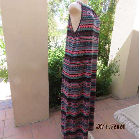 Maxi horizontal graphic striped dress in crimson-jade-black-blue. In polyester stretch. Size 36