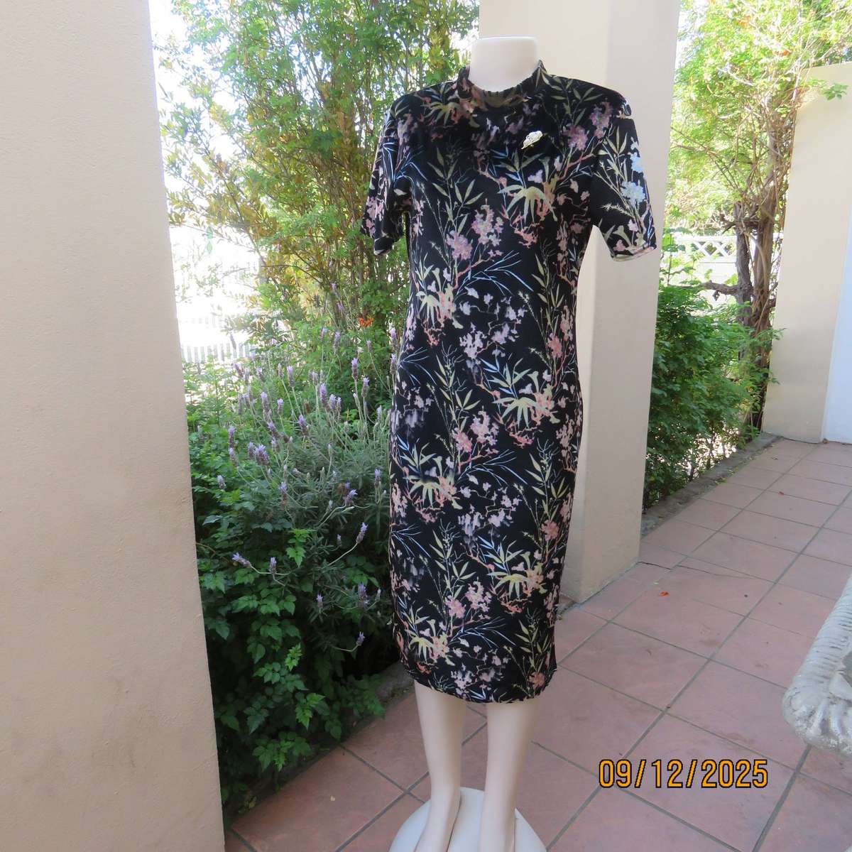 Black stretch polyester velvet with floral print. High neck. Size 37. Calf length.