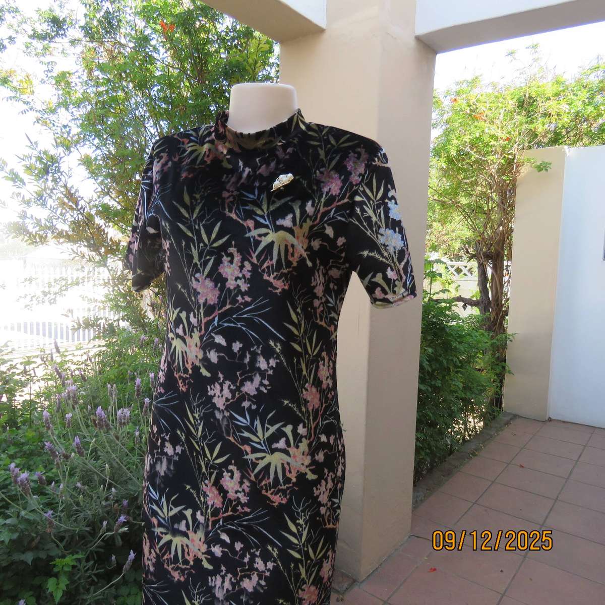 Black stretch polyester velvet with floral print. High neck. Size 37. Calf length.