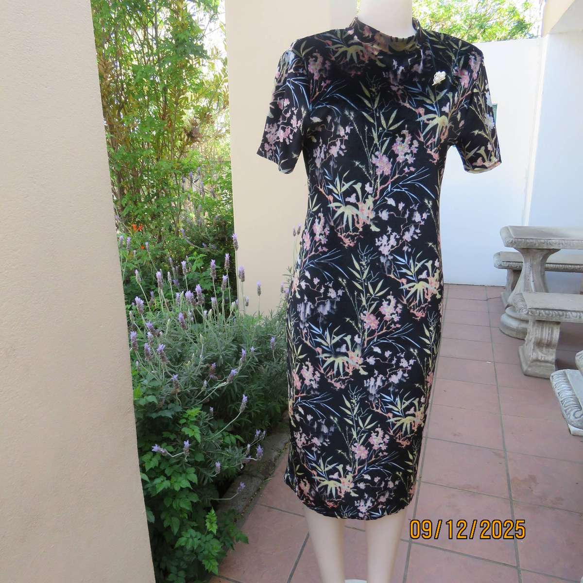 Black stretch polyester velvet with floral print. High neck. Size 37. Calf length.