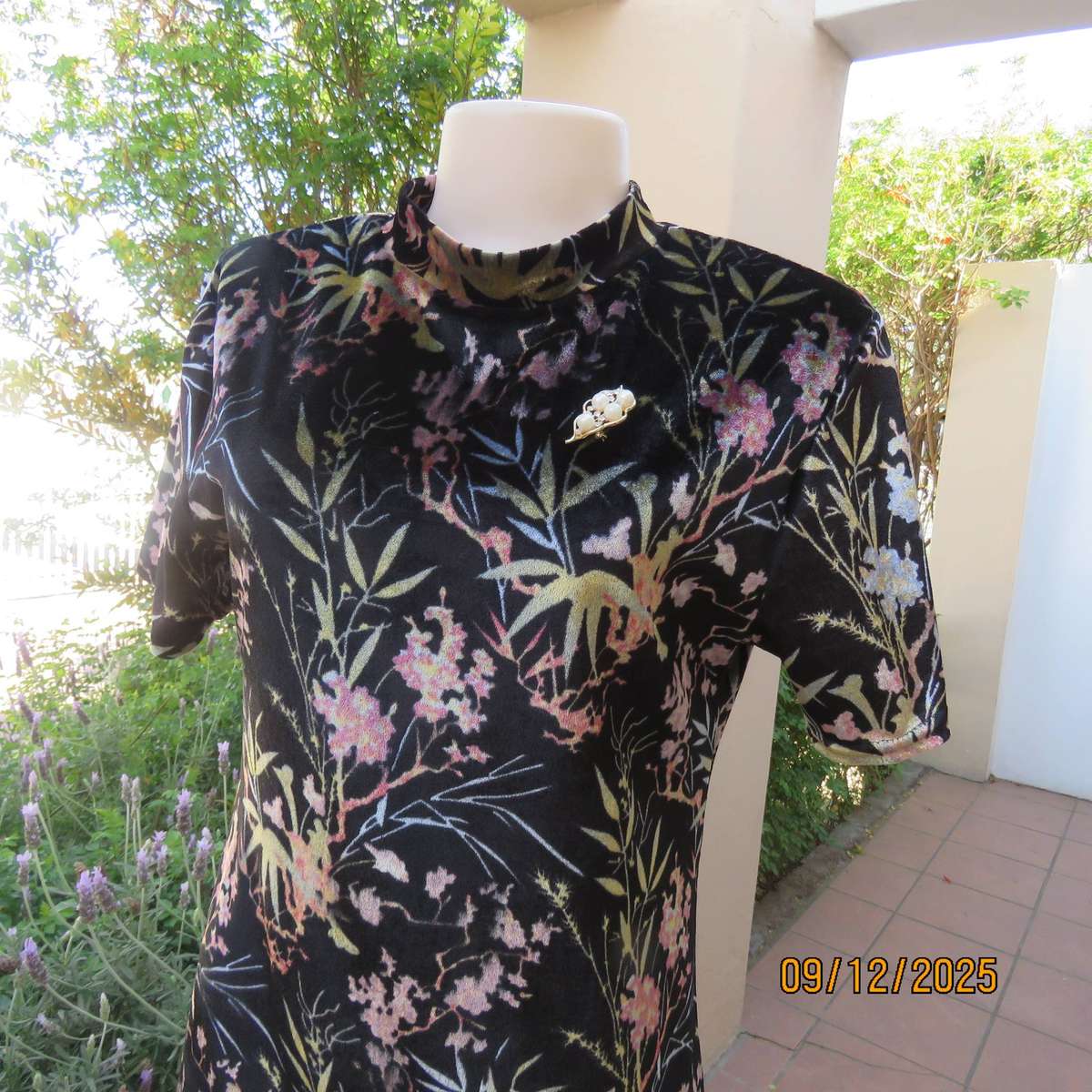 Black stretch polyester velvet with floral print. High neck. Size 37. Calf length.