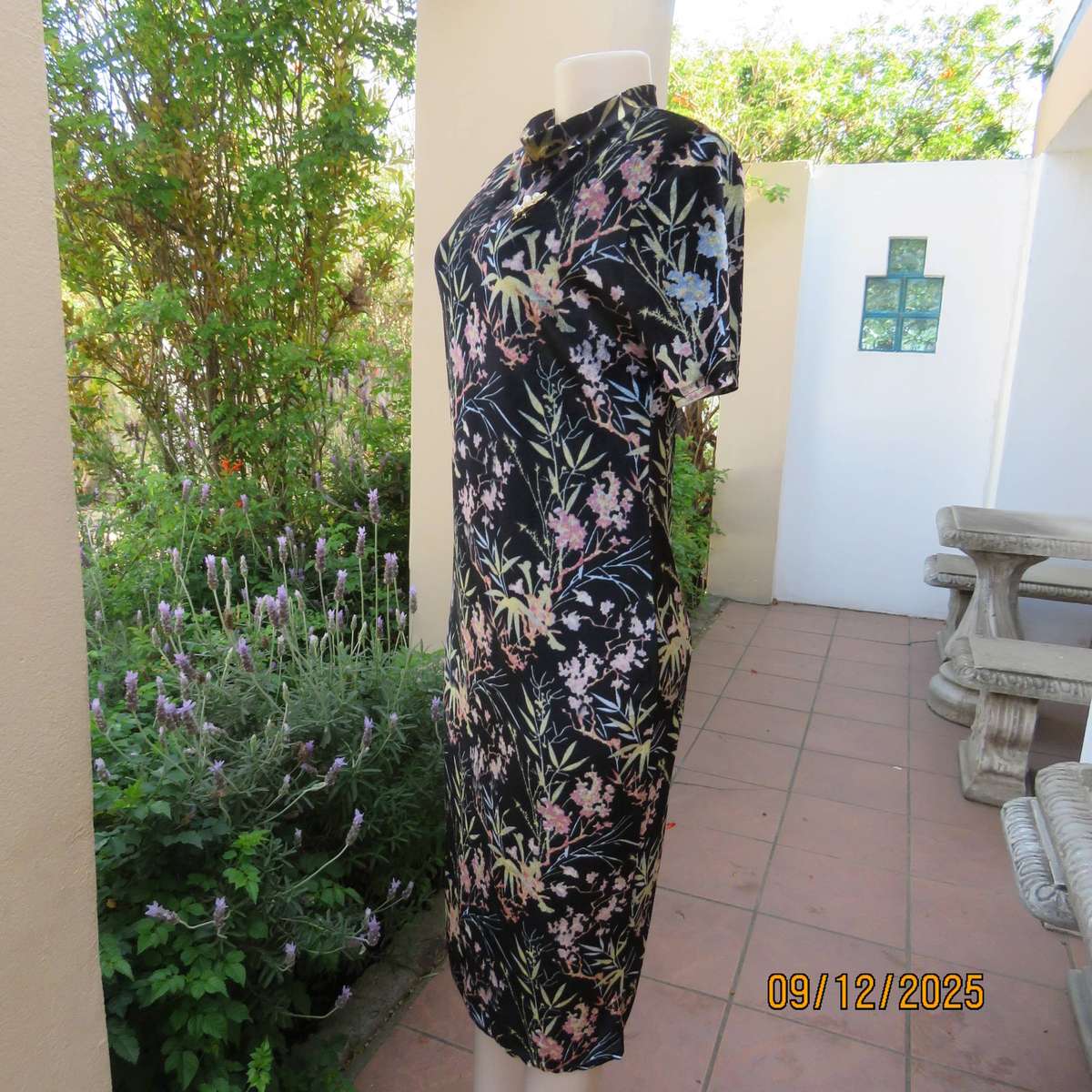 Black stretch polyester velvet with floral print. High neck. Size 37. Calf length.